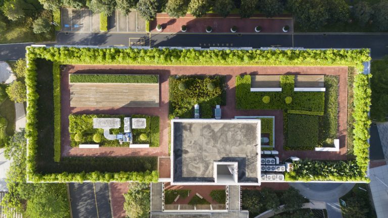 London Hospital Creates Innovative Outdoor Ward for Critically Ill Patients London Hospital Creates Innovative Outdoor Ward for Critically Ill Patients